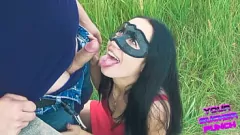 Oynat Bir Rus Genç Sürtük Kamu Oral Seks Verir ve Elbisesinin Dışında Cum Kırlangıçlar